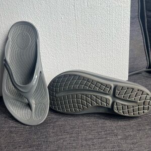 OOFOS OOlala Luxe Flip Flops grey Women's